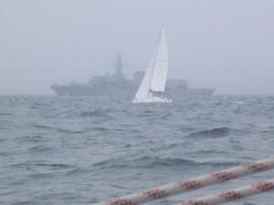 HMS Defender kaum 200 m von uns entfernt, das Segelboot in Spuckweite.