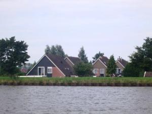 Vom Reitdiep sind wir über Groningen in den Eemskanal motort. Hier guckten die Häuser schon über den Deich.